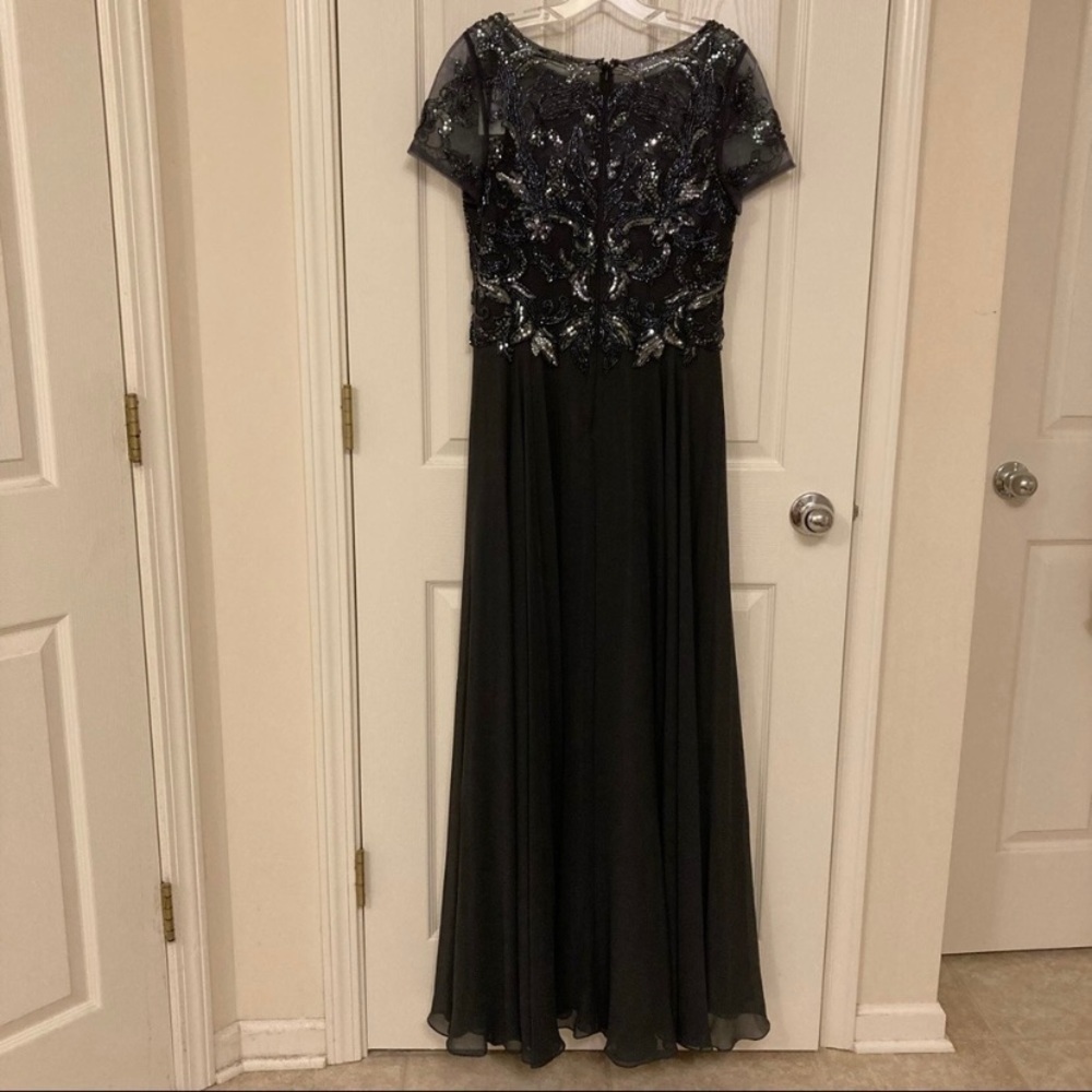 Xscape Beaded Bodice Embellished Short Sleeve Chiffon Gown in Charcoal Size 16 - Picture 5 of 13